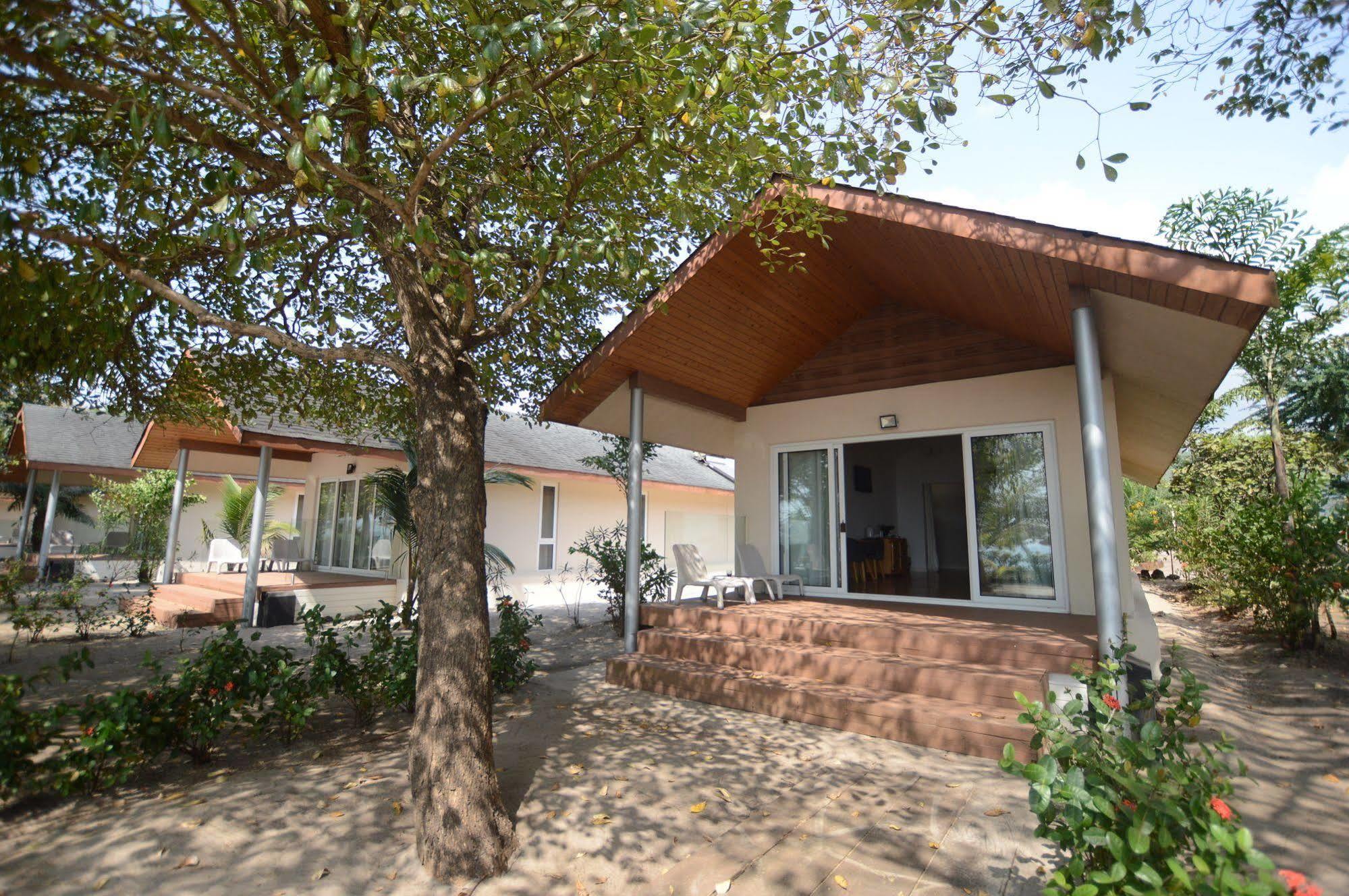 The Place Resort At Tokeh Beach Фрийтаун Екстериор снимка