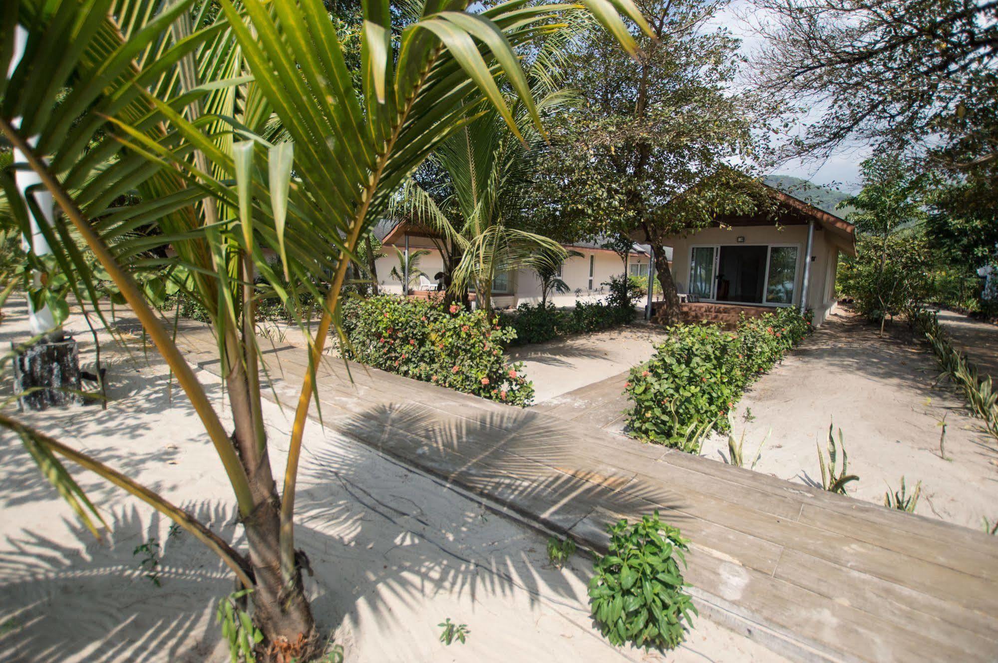 The Place Resort At Tokeh Beach Фрийтаун Екстериор снимка